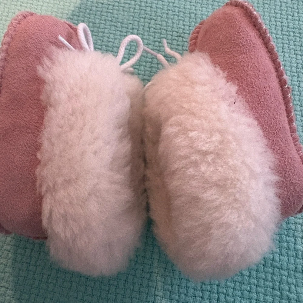 MINNETONKA size 3 suede leather soft pink baby moccasins EUC like new